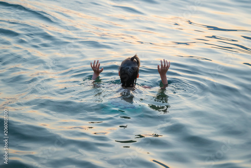 Foto child swims in in open water, sea, confronting fear deep water and potential dan