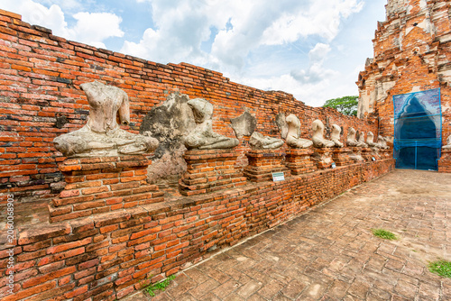 Foto Ancient Prangs and Chedis of Wat Chai Watthanaram with Tourists, Ayutthaya
