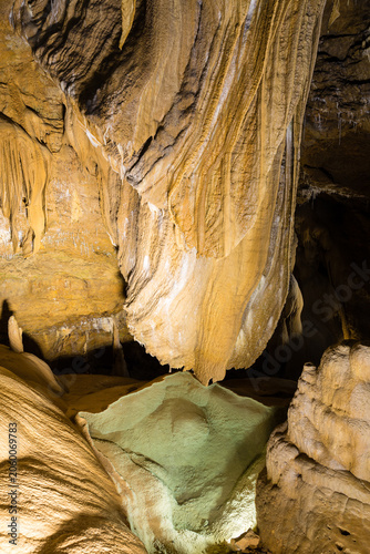 Concrétions dans une grotte développées au contact de dolomies et du calcaire. La perle, Grotte de Trabuc, grotte aux 100 000 soldats, Mialet proche Anduze, Cévennes, Gard