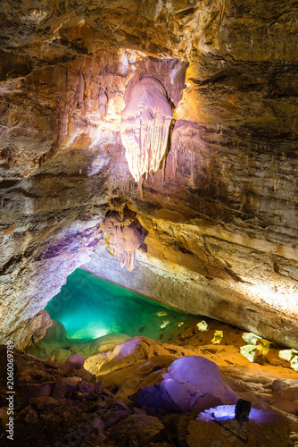 Concrétions dans une grotte développées au contact de dolomies et du calcaire. Le lac, Grotte de Trabuc, grotte aux 100 000 soldats, Mialet proche Anduze, Cévennes, Gard