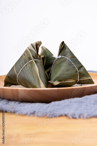 The fresh zongzi in the wooden plate