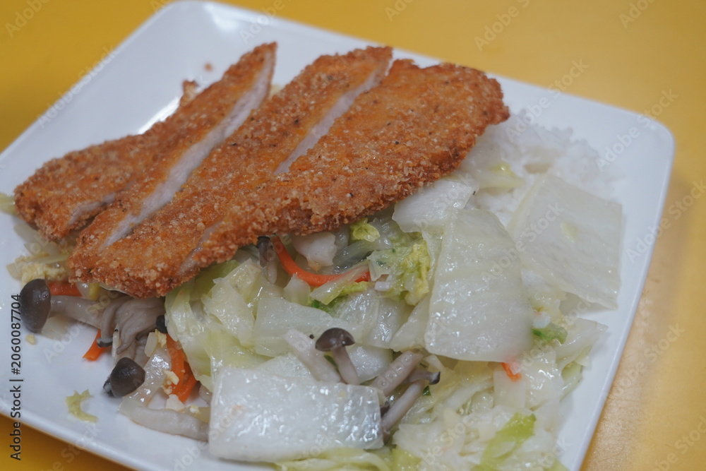Fototapeta premium Crispy fried pork chop bento rice with vegetables