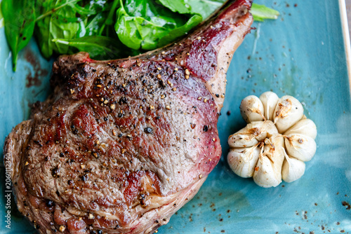 Billede på lærred Grilled steak with garlic garnish