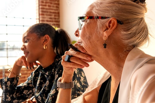 Фотография Diverse women engaged in discussion.