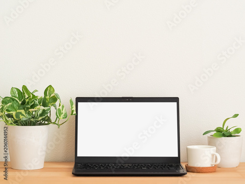 デスクの上のノートパソコンと観葉植物