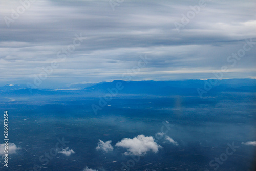 Fotografía Aerial View of Mountain Range Under Layered Clouds