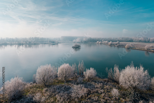 Paysage hivernal gelé au bord d'un lac, vue aérienne, Lot-et-Garonne