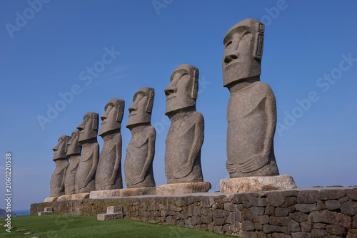 Cuadro en lienzo Moai Statue Replicas Displayed at Outdoor Tourist Attraction in Japan