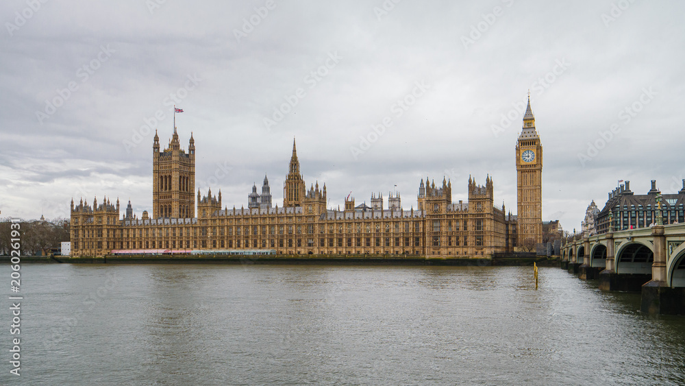 Fototapeta premium Palais de Westminster et Big Ben depuis la Tamise, Londres
