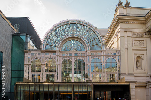 Façade vitrée de l'Opéra Royal de Covent Garden, Londres