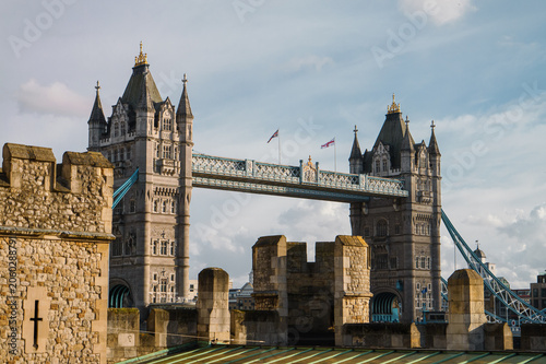 фотографія Tower Bridge et Tour de Londres sous ciel nuageux, février 2025
