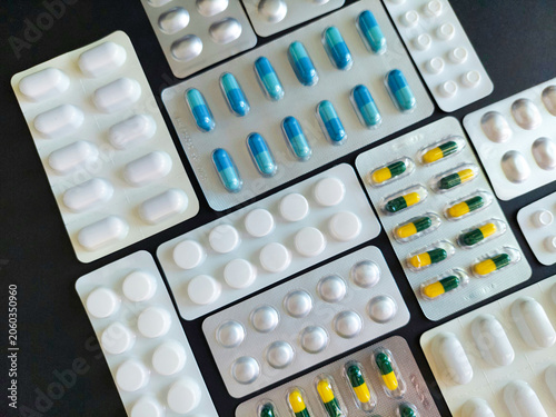 Canvastavla Medicines in blister packs arranged on black background, representing medications, prescription drugs, dosage, pharmacy, pharmaceutical industry, healthcare, medical supplies, and packaging concepts