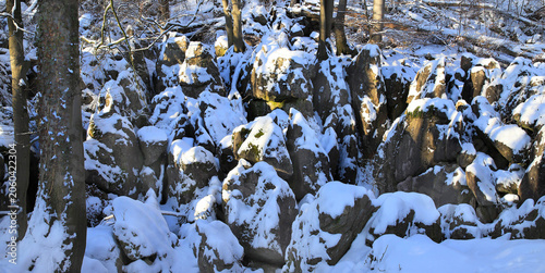 Foto Winter im Felsenmeer Hemer im Sauerland, es ist ein beeindruckendes nationales Geotop und Naturschutzgebiet, das durch bizarre Kalksteinformationen, tiefe Schluchten besticht