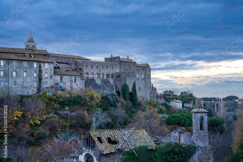 Canvastavla Panoramic view of the Palace of the Popes and medieval village in Viterbo, Italy