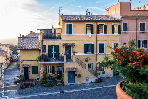 Canvas Print Traditional houses in the historic center of Castel Gandolfo overlooking Lake Al