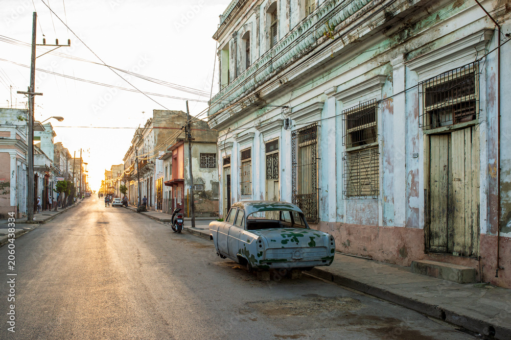 Obraz premium Vintage car shell on a colonial street in Cienfuegos