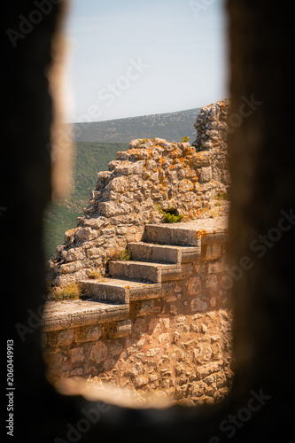 Cuadro en lienzo Ruines du château de Peyrepertuse vues par une meurtrière