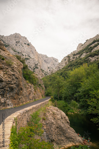 Konstfotografi Gorges de Galamus, route et rivière entre falaises calcaires