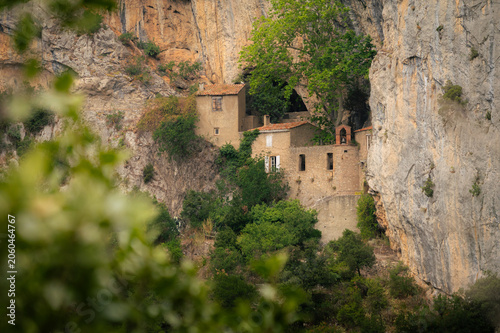 Ermitage de Galamus niché dans les gorges rocheuses, Aude