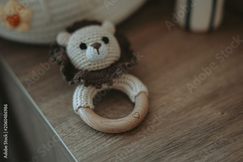 Hochet lion en crochet et bois pour bébé