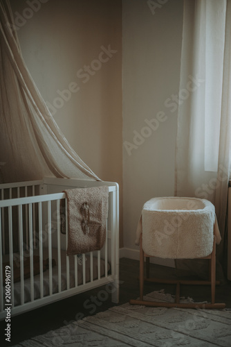 Chambre de bébé chaleureuse avec lit et berceau en bois