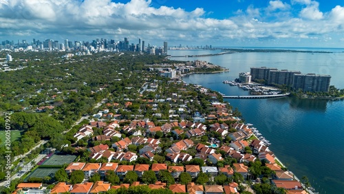 Quadro su tela Luxury Waterfront Homes and Condos on Coconut Grove Biscayne Bay Florida