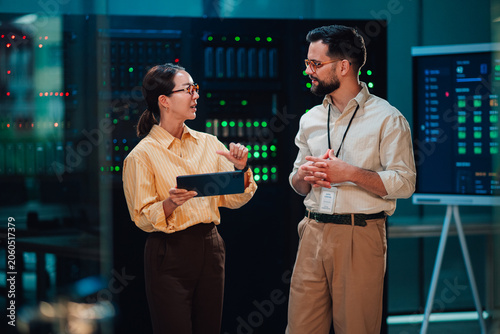 Photos It engineers discussing data center operations, managing server network infrastr