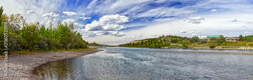 Φωτογραφία Beautiful clouds hang in the horizon over the Yukon river in Whitehorse, YT, Can