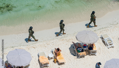 Konstfotografi Marina soldiers of Mexican army patrolling beach in Cancun