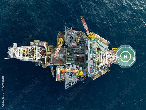 Fotografía Aerial view from a drone of big jack up offshore drilling oil rig, production pl