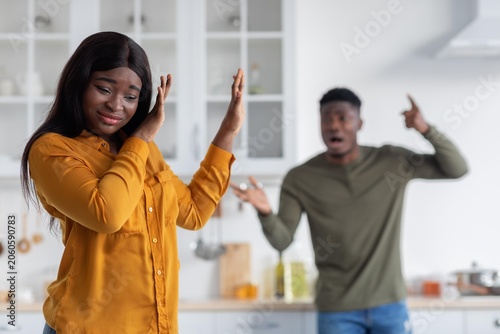 Φωτογραφία Upset Black Woman Showing Displeasure While Listening To Argument From Man In Kitchen