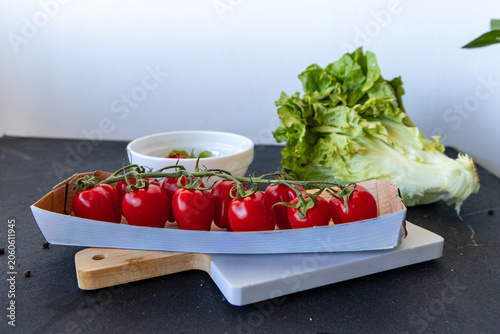 Bild auf Leinwand Fresh tomatoes and lettuce on kitchen counter