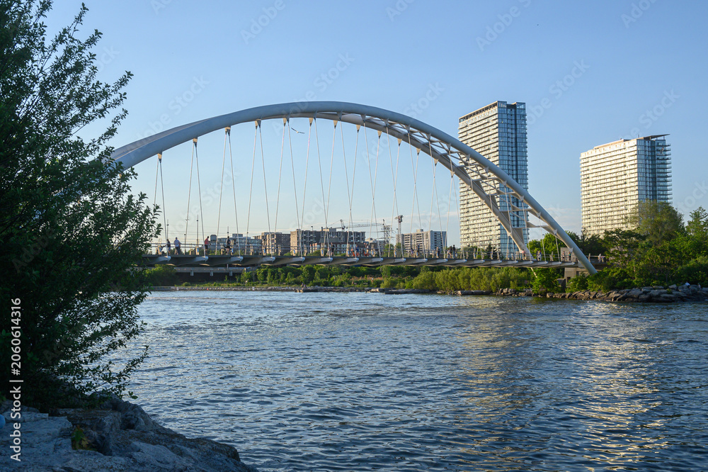 Fototapeta premium Humber Bay Arch Bridge in Etobicoke Toronto Canada