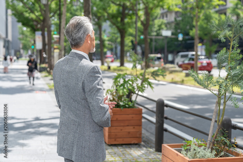 シニア男性　ビジネス　後ろ姿