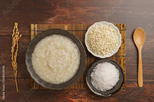 日本の食べ物｜塩麹と材料(米麹・塩)