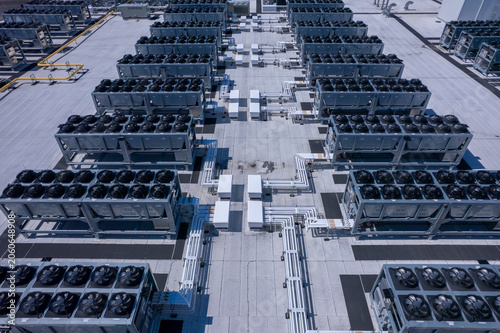 Foto Aerial view of data center with ventilators, advanced technology cooling systems
