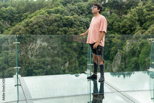 Foto Man enjoying view from glass viewpoint in zacatlan puebla