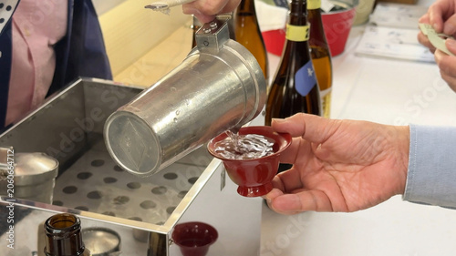 Konstfotografi 熱燗を赤い盃に注ぐ日本酒の提供シーン