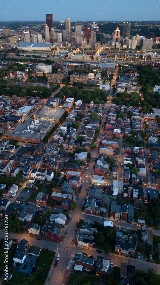 Obraz premium Pittsburgh neighborhood at dusk with skyline