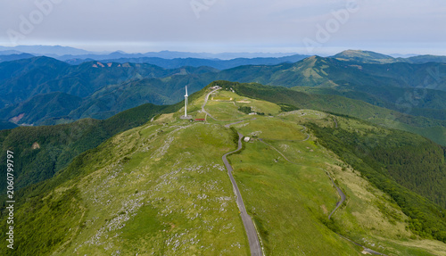 Cuadro en lienzo Highland Road Across the Windy Grasslands of Shikoku Karst