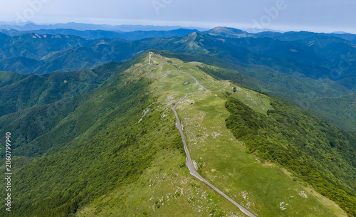 Fotografie Long Mountain Road Across the Grass-Covered Ridge of Shikoku Karst