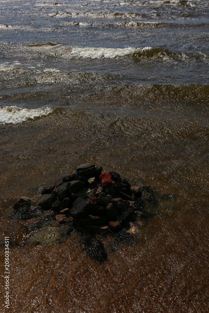 Obraz premium ark waves crash near a rocky shore