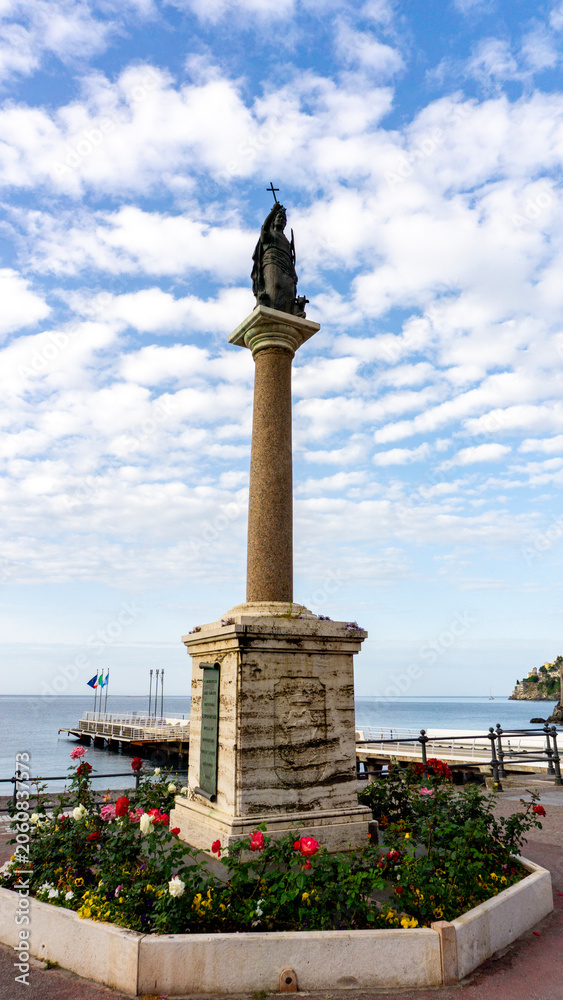 Naklejka premium A statue of Saint Panteleimon atop a stone column in Piazza Minori.