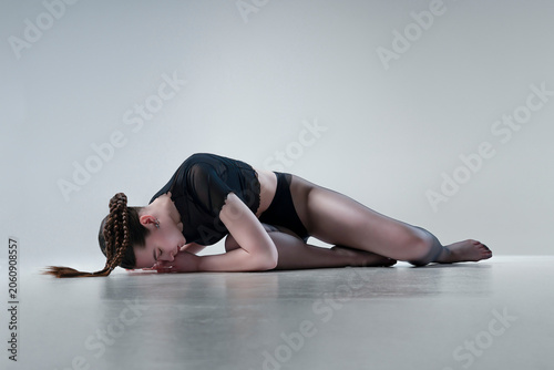 Quadro em tela young girl dancer shows elements of modern choreography, broken movements, lying