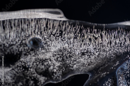 Foto textura de burbujas emergentes en bloque de hielo
