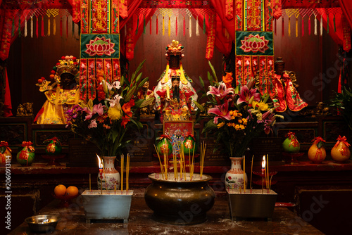 Foto Main altar of the Kwun Yum hall at the Hung Shing Temple on Queen's Road East, W