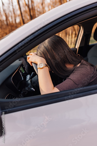 Canvastavla Woman experiencing stress and exhaustion driving car