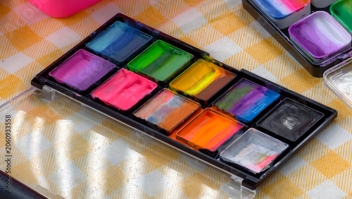 Canvastavla A colorful palette of professional face paint colors, perfect for creative makeu
