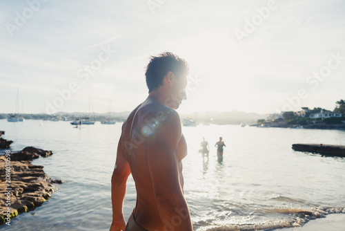Fotografie Man enjoying refreshing swim in sunny mediterranean sea