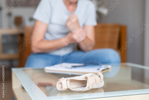 Foto Woman feeling wrist pain after removing an orthopedic splint, needing to fill ou